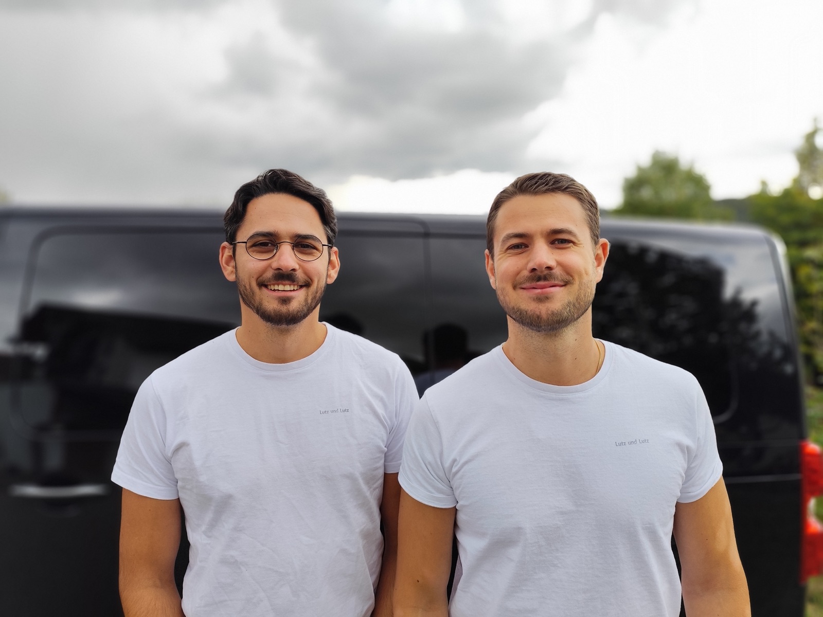 Bastian und Dennis Lutz, die Inhaber von Lutz und Lutz, vor ihrem Firmenwagen.